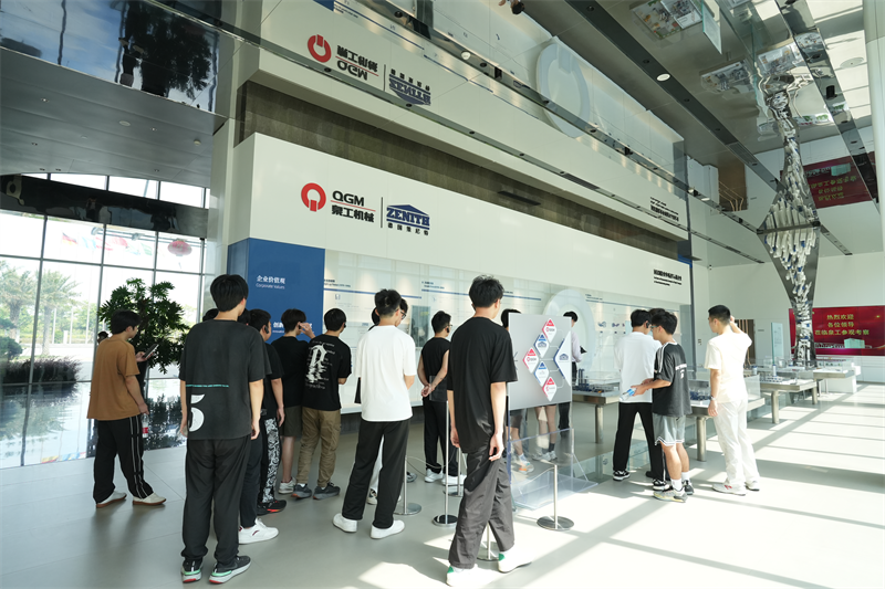 Liming Vocational University vieraili Fujian Quangong Machinery Co., Ltd:ssä työn kehittämisohjelmassa.