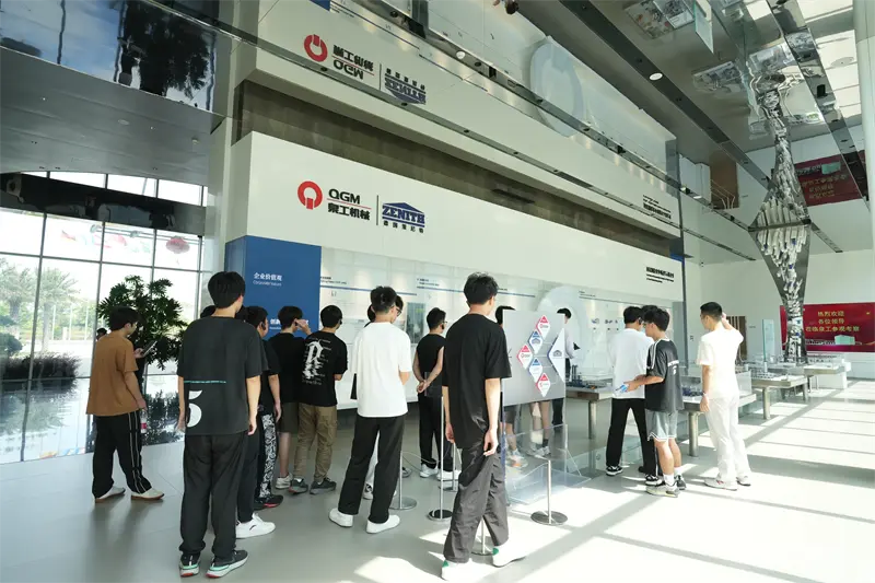 Liming Vocational University vieraili Fujian Quangong Machinery Co., Ltd:ssä työn kehittämisohjelmassa.