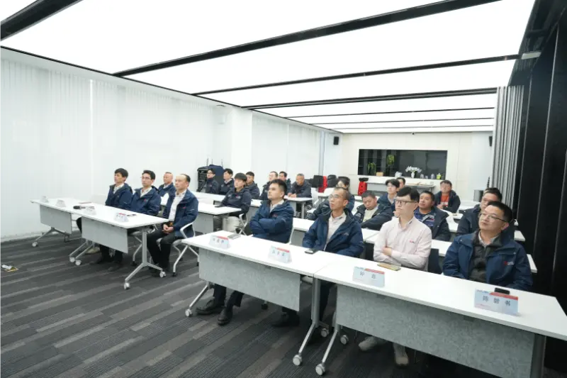 Quangong Machinery Co., Ltd:n merentakaisten tiilenvalmistusprojektin mobilisointikokous päättyi onnistuneesti.